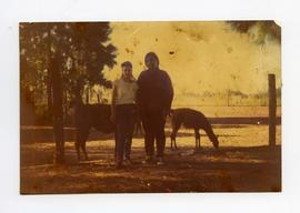 Fotografías de Andrea Rodriguez al aire libre, probablemente con amigos/as.