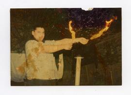 Fotografías de Andrea Rodríguez en exterior, con antorchas de fuego y con niño