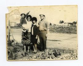 Fotografía de Carolina Alejandra Figueredo con su madre de crianza, Elsa Cappellia; su abuelo, Al...