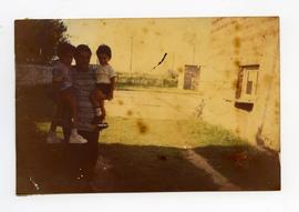 Fotografías al aire libre. Andrea Rodriguez con niños.