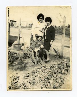 Carolina Alejandra Figueredo con su madre de crianza, Elsa Cappellia y Francisca, prima hermana d...